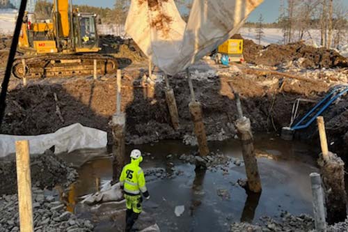 I samarbete med Emil lägger vi tillsammans ut geotextil.